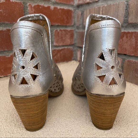🆕Musse & Cloud Silver Leather Cutout Booties Sz 6 - Picture 9 of 13